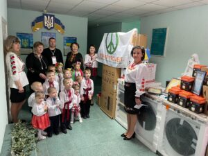 Niños de Żytomierz recibiendo electrodomésticos de una donación. 